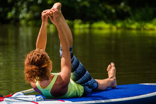Judith Bergsmann beim SUP-Yoga