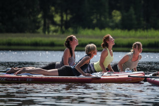 Gruppe beim SUP-Yoga